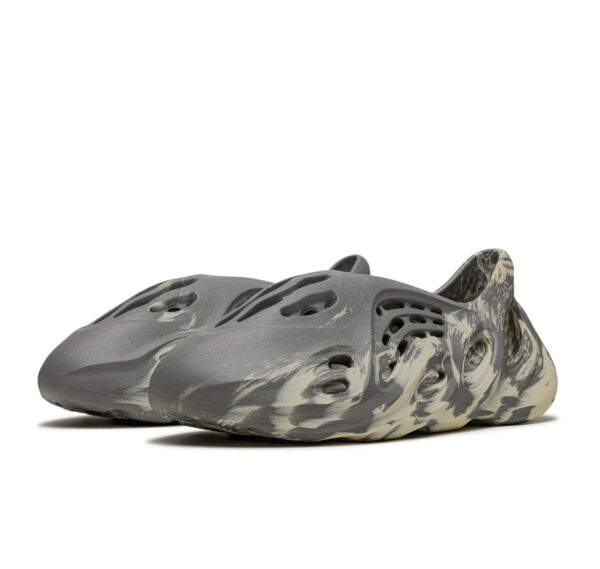 Yeezy Foam RNNR “MXT Moon Gray”